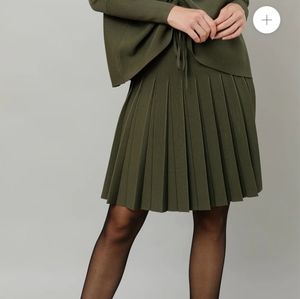 Apparalel Infinitiy skirt in basil Small long (25 inches)